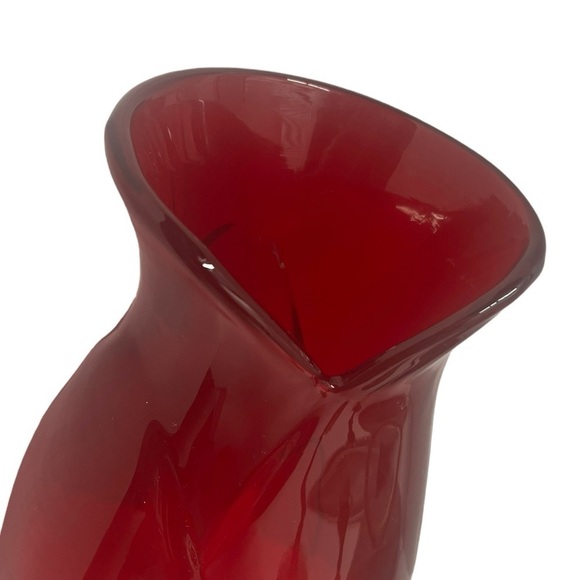 Vintage ruby red glass flower vase with tulip design. - Picture 5 of 7